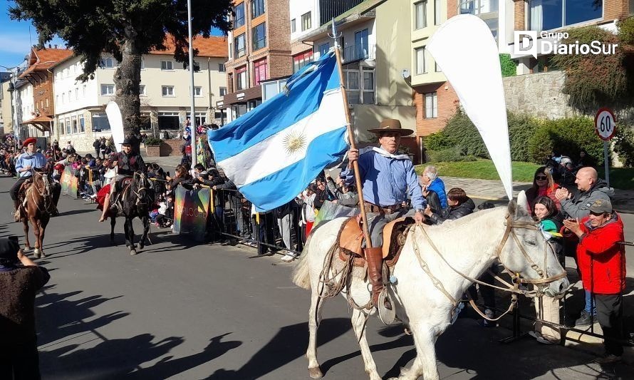 Masivo desfile del aniversario 121 de Bariloche