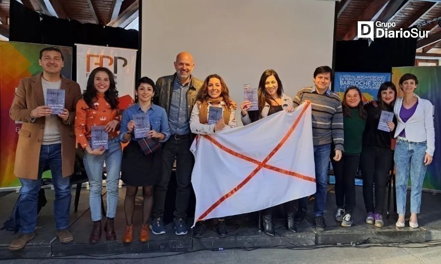 Periodistas de Los Ríos presentaron libro "Afluentes Narrativos" en Bariloche